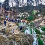 Turiști la Cascada Pișoaia
